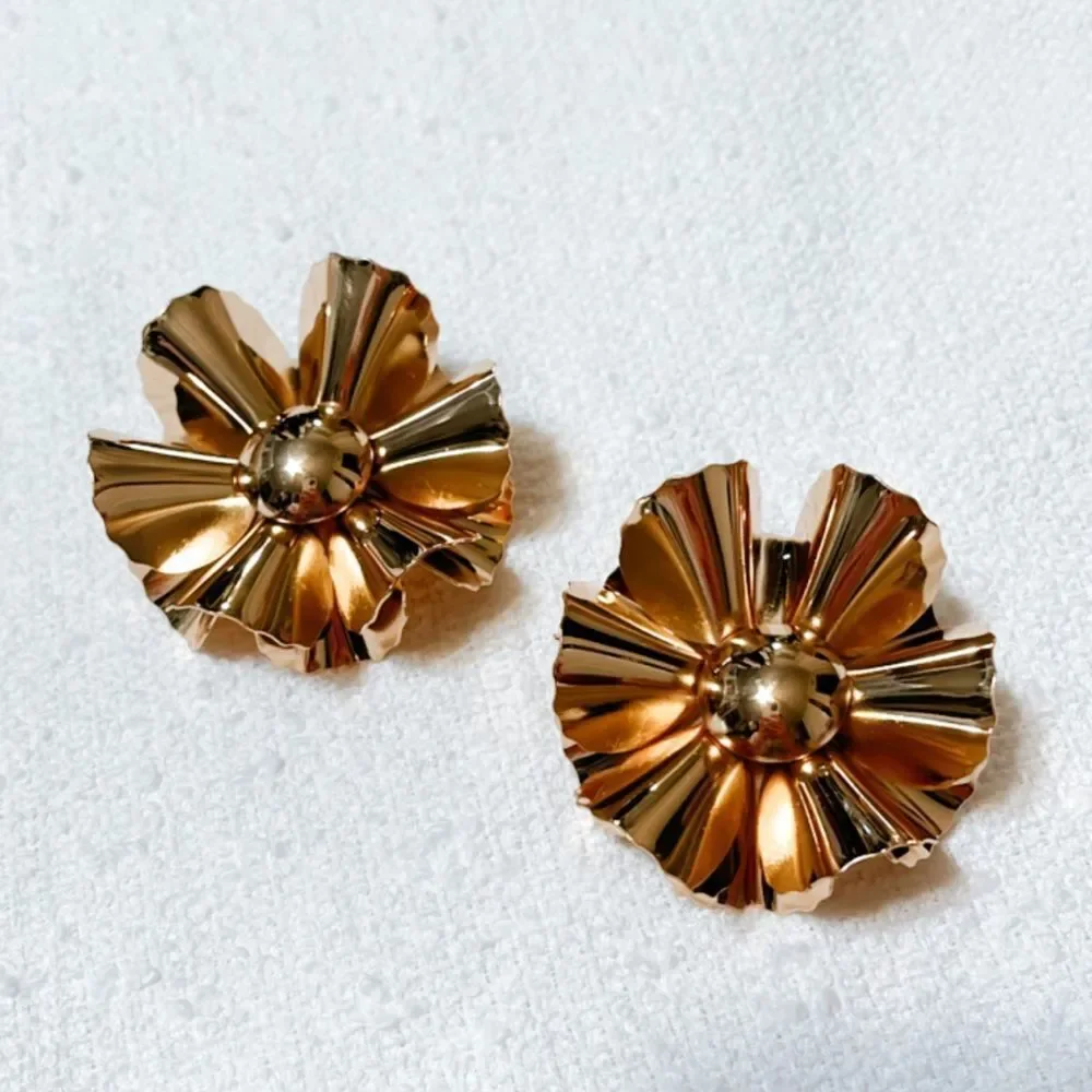 Gold flower statement earrings M228 - Picture 3 of 5